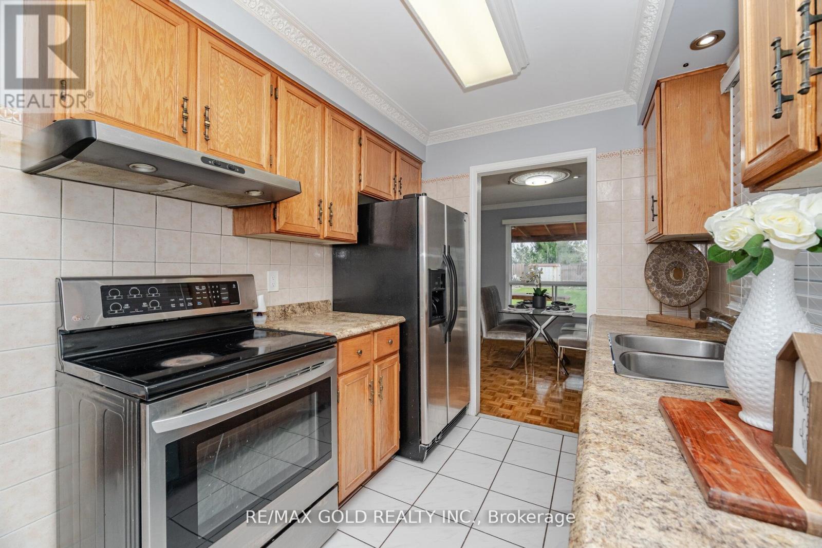 58 Kesteven Crescent, Brampton, Ontario  L6W 4E5 - Photo 7 - W12202814