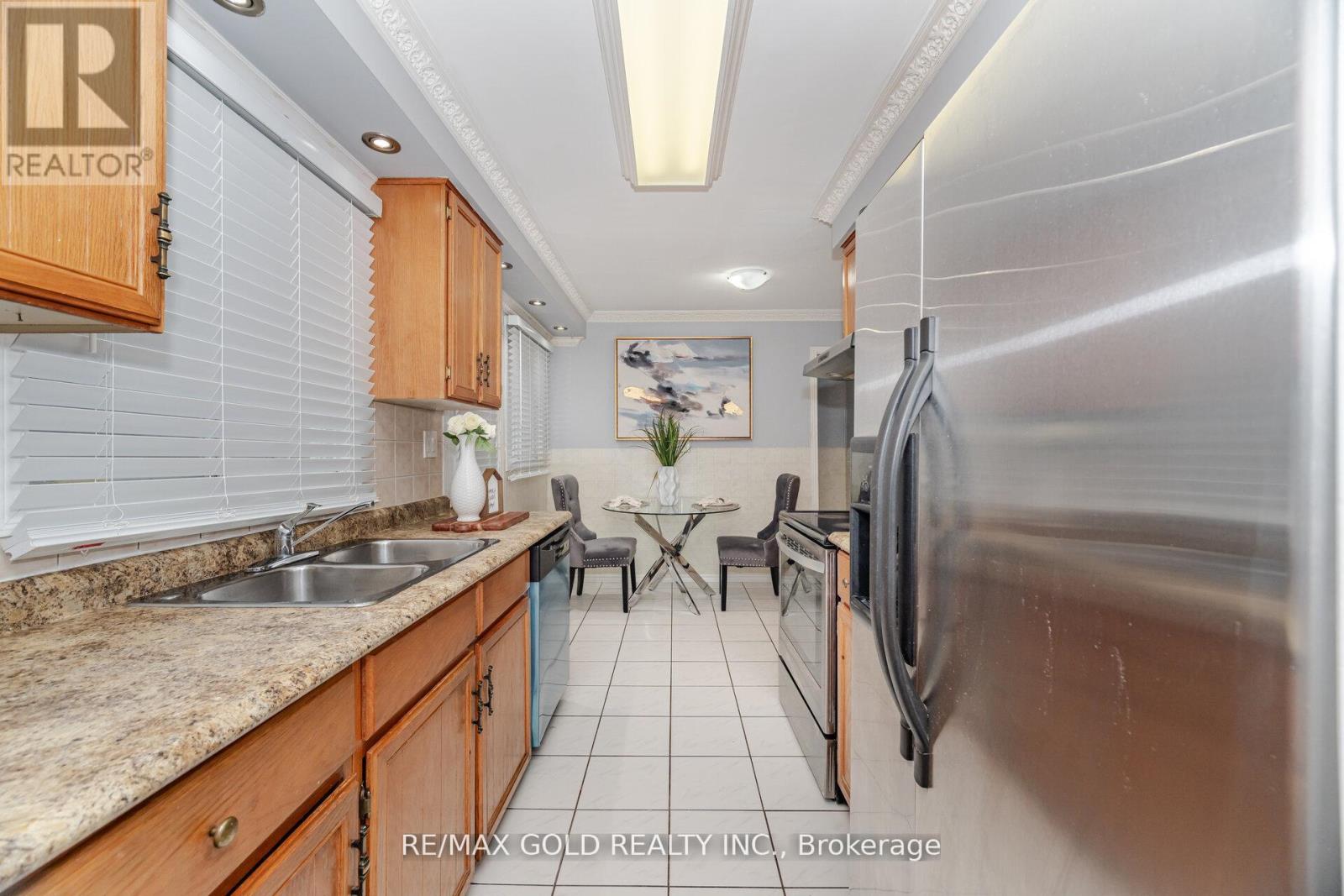 58 Kesteven Crescent, Brampton, Ontario  L6W 4E5 - Photo 8 - W12202814