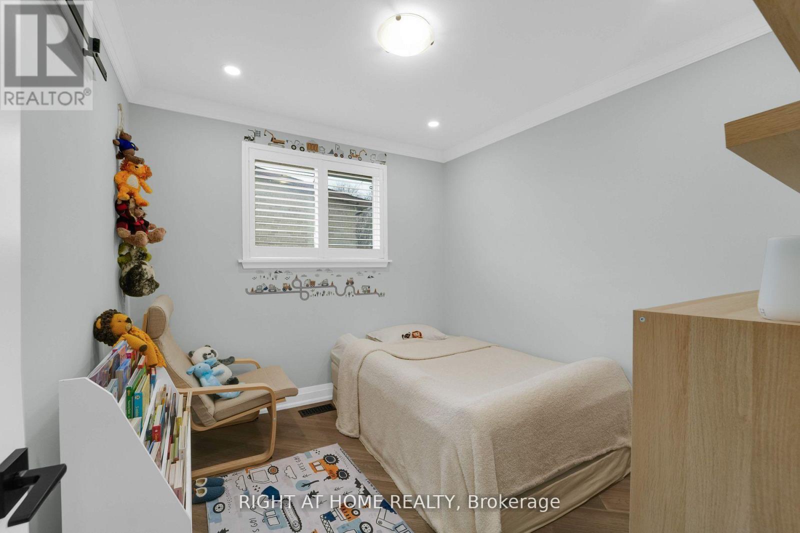 54 Primula Crescent, Toronto, Ontario  M9L 1K2 - Photo 19 - W12202817