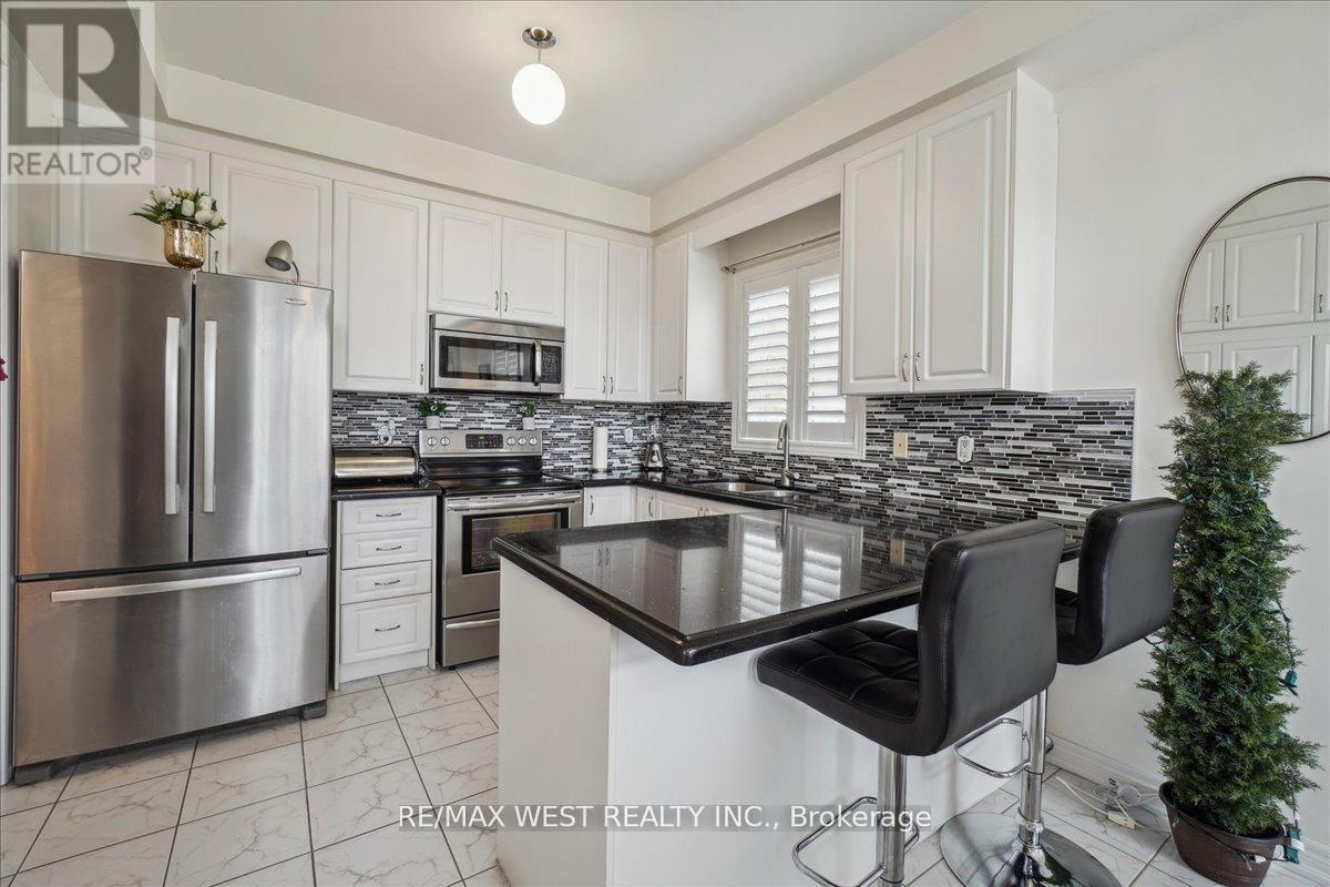28 Showboat Crescent, Brampton, Ontario  L6V 4R5 - Photo 4 - W12202857