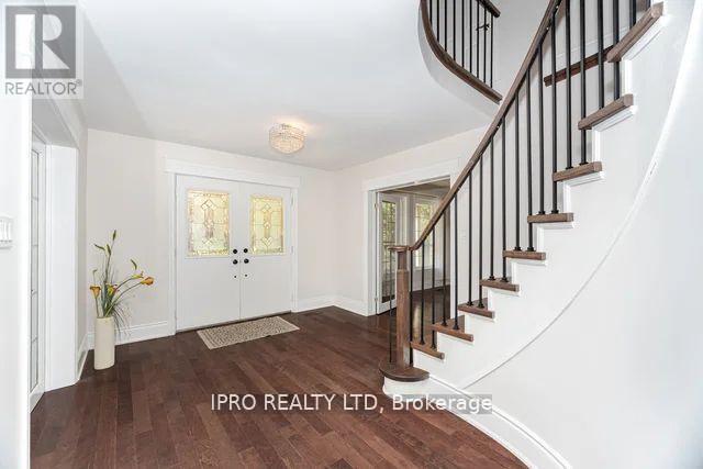 42 Hillside Drive, Brampton, Ontario  L6S 1A3 - Photo 4 - W12202912