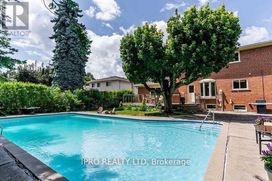 42 Hillside Drive, Brampton, Ontario  L6S 1A3 - Photo 45 - W12202912