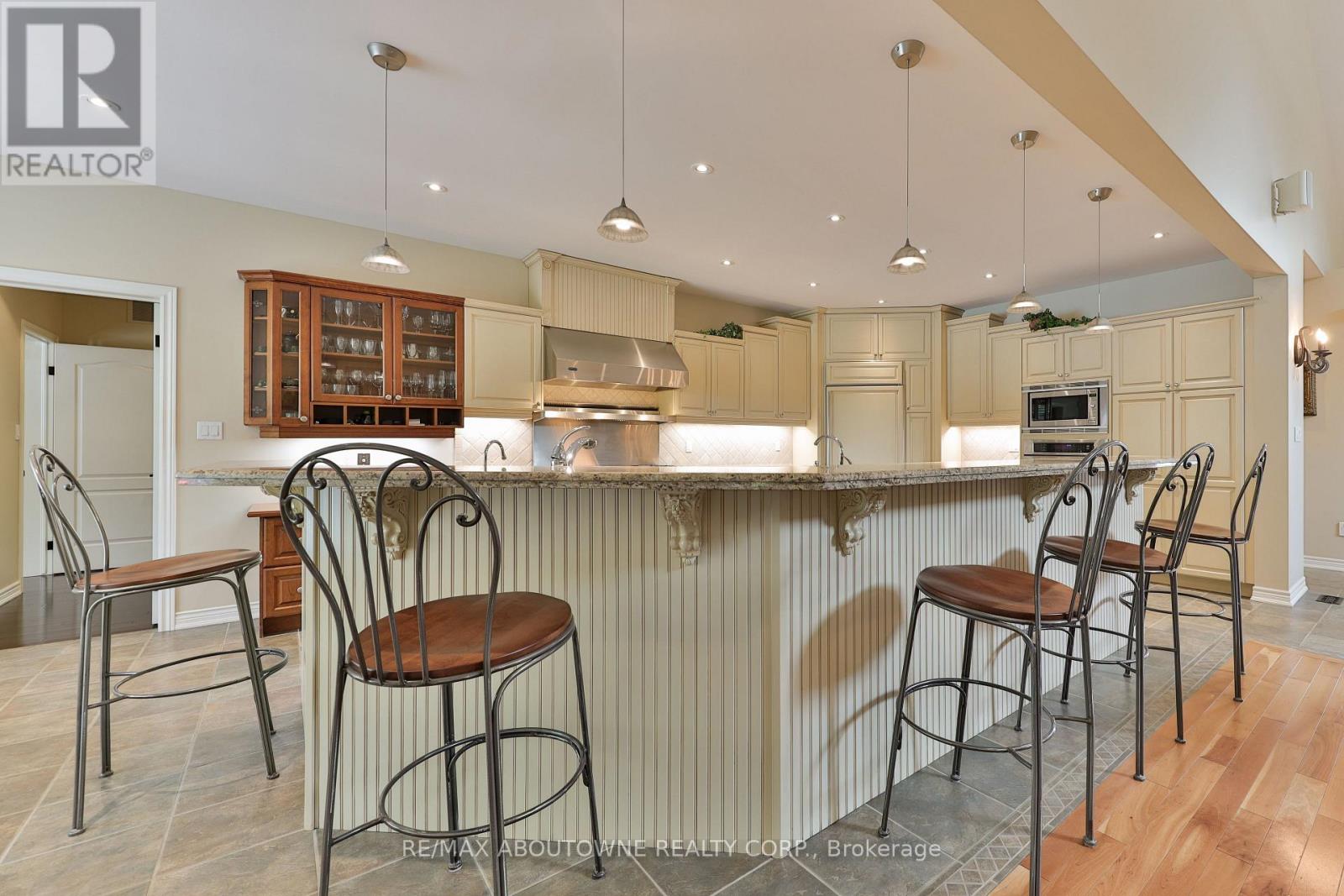 3105 Lakeshore Road, Burlington, Ontario  L7N 1A3 - Photo 14 - W12202915