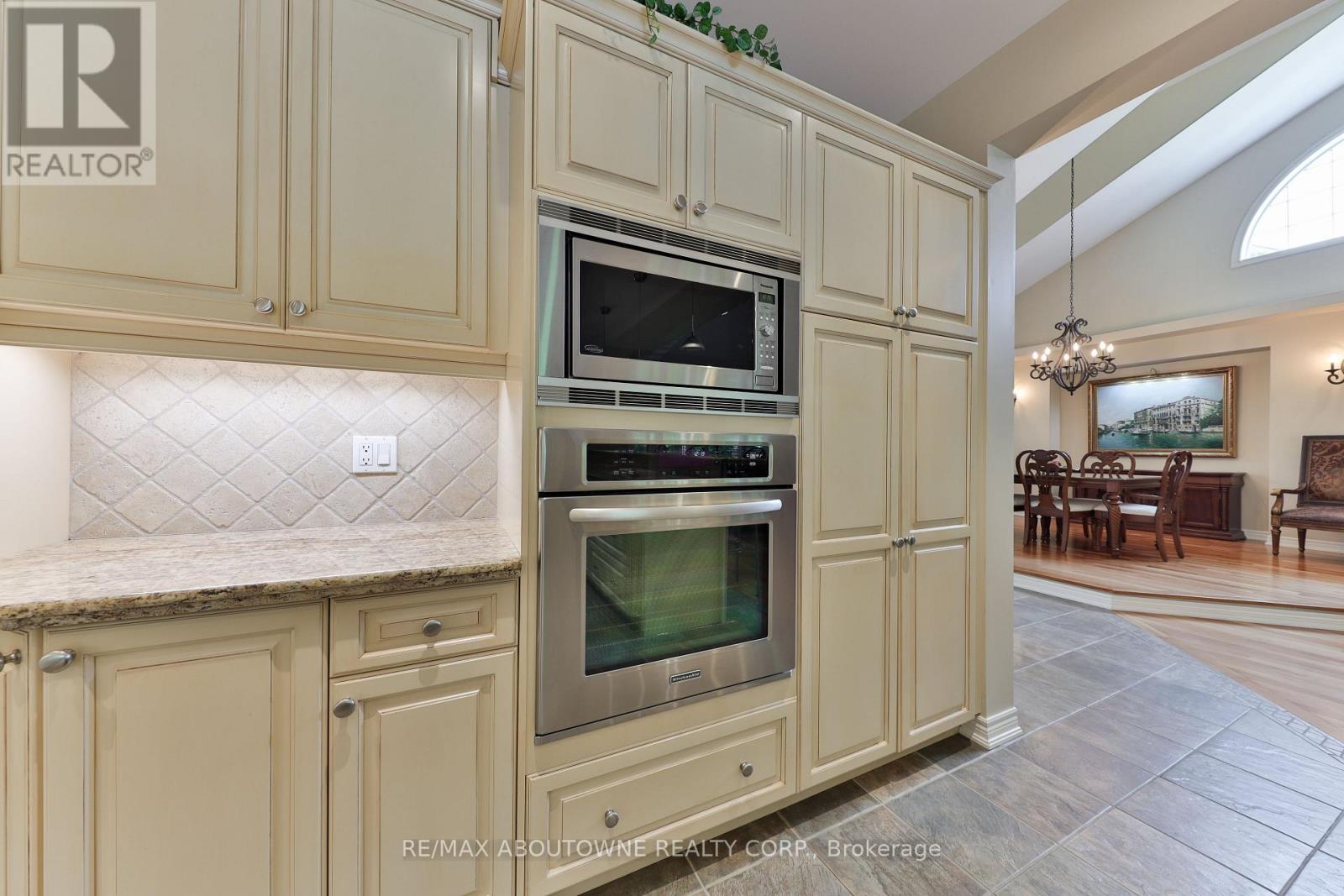 3105 Lakeshore Road, Burlington, Ontario  L7N 1A3 - Photo 15 - W12202915