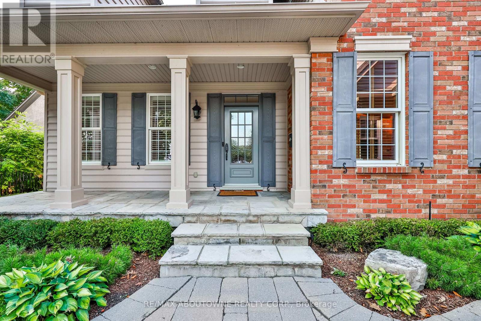 3105 Lakeshore Road, Burlington, Ontario  L7N 1A3 - Photo 3 - W12202915