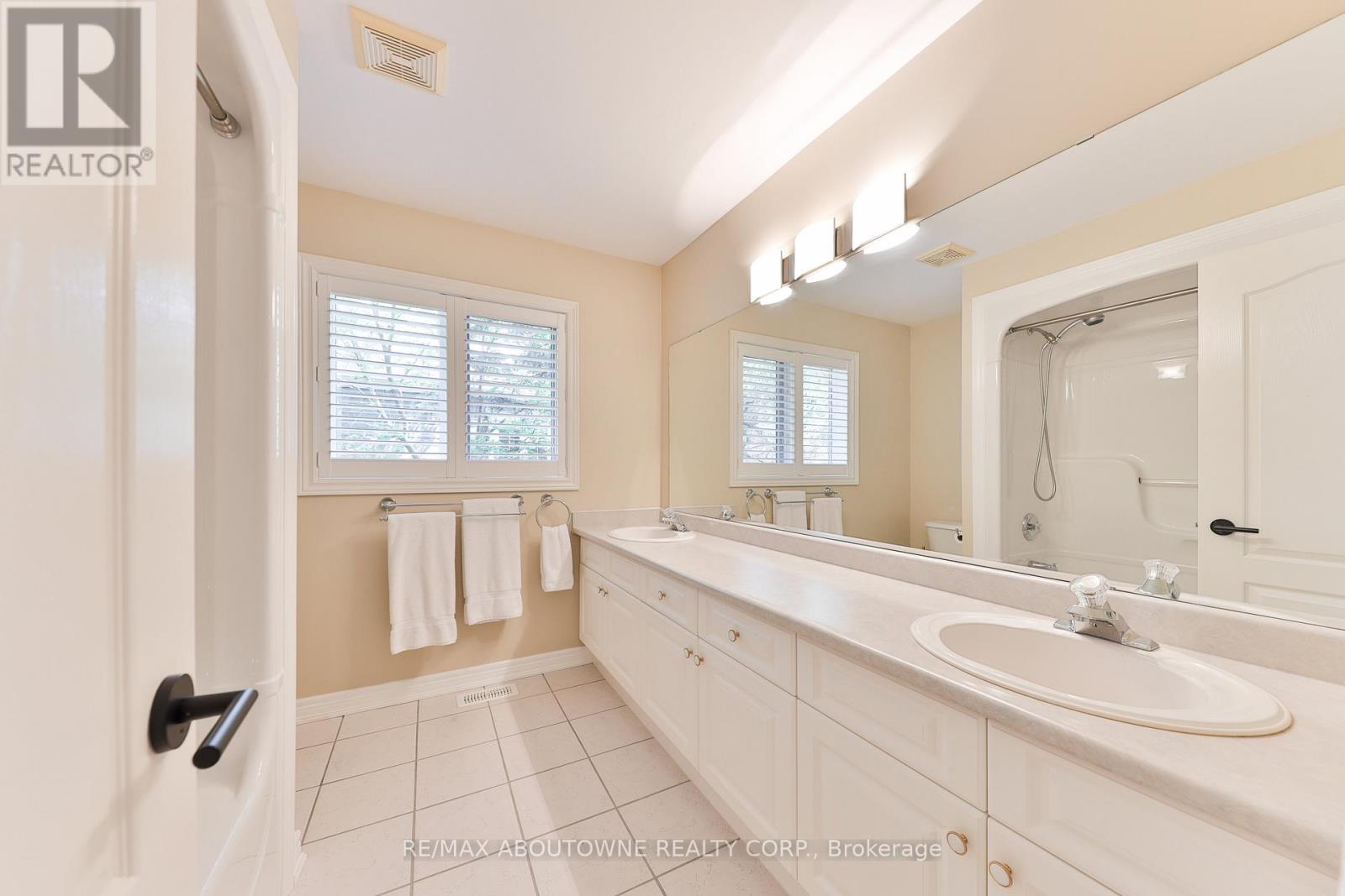 3105 Lakeshore Road, Burlington, Ontario  L7N 1A3 - Photo 32 - W12202915