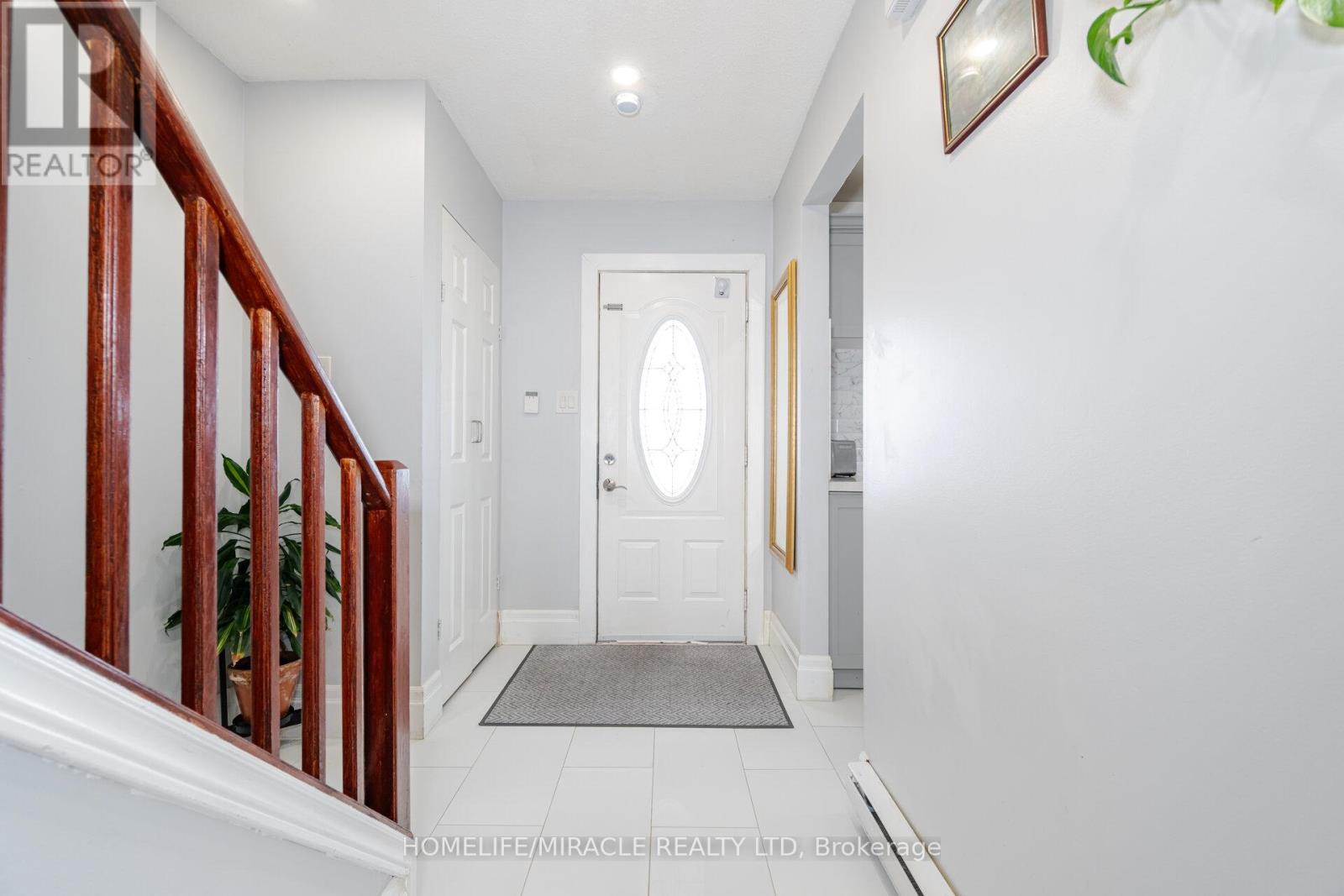 12 Huckleberry Square, Brampton (Central Park), Ontario  L6S 1Y2 - Photo 5 - W12202936
