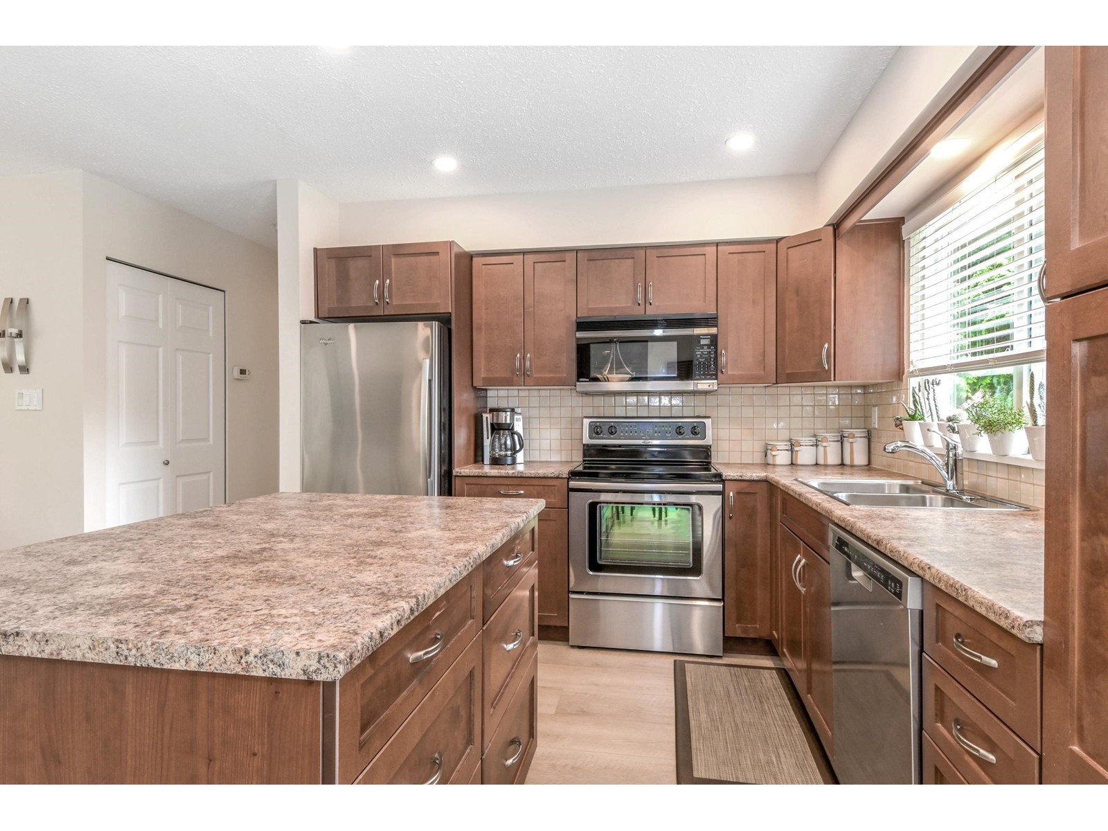 19360 62a Avenue, Surrey, British Columbia  V3S 7L6 - Photo 7 - R3007425