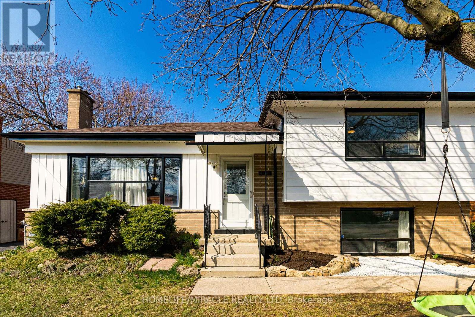 1013 Brucedale Avenue E, Hamilton, Ontario  L8T 1M6 - Photo 2 - X12202910