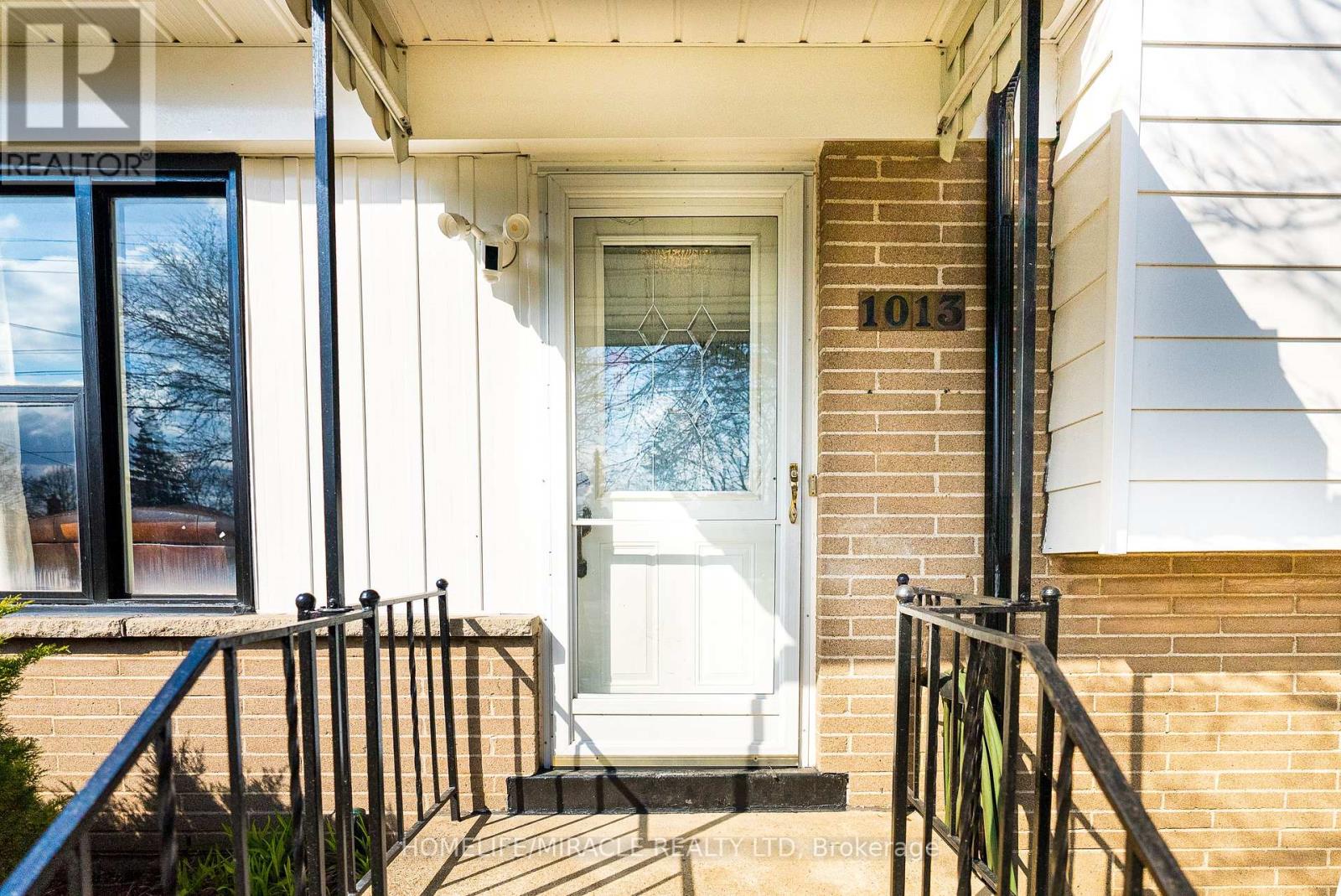 1013 Brucedale Avenue E, Hamilton, Ontario  L8T 1M6 - Photo 3 - X12202910