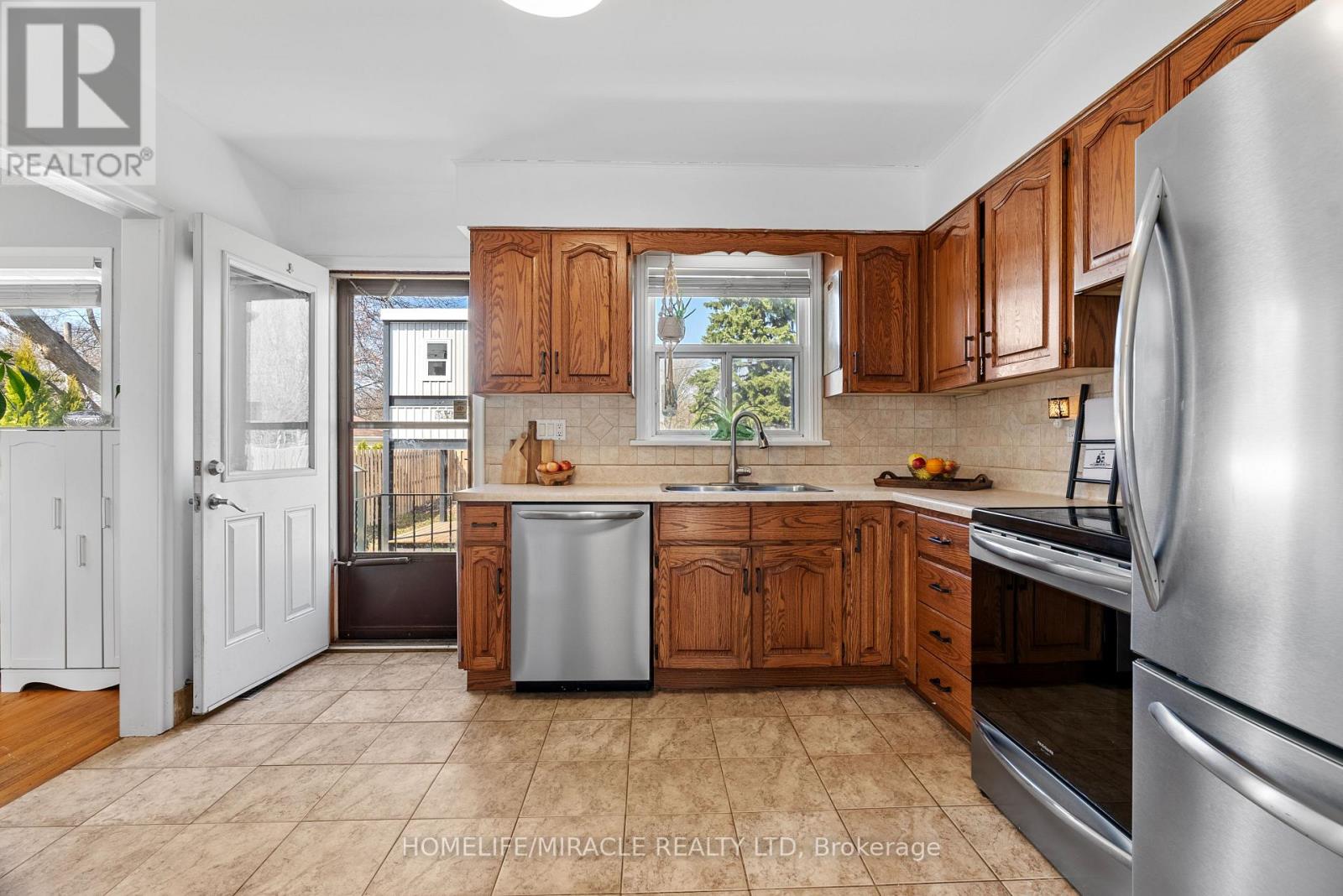 1013 Brucedale Avenue E, Hamilton, Ontario  L8T 1M6 - Photo 8 - X12202910