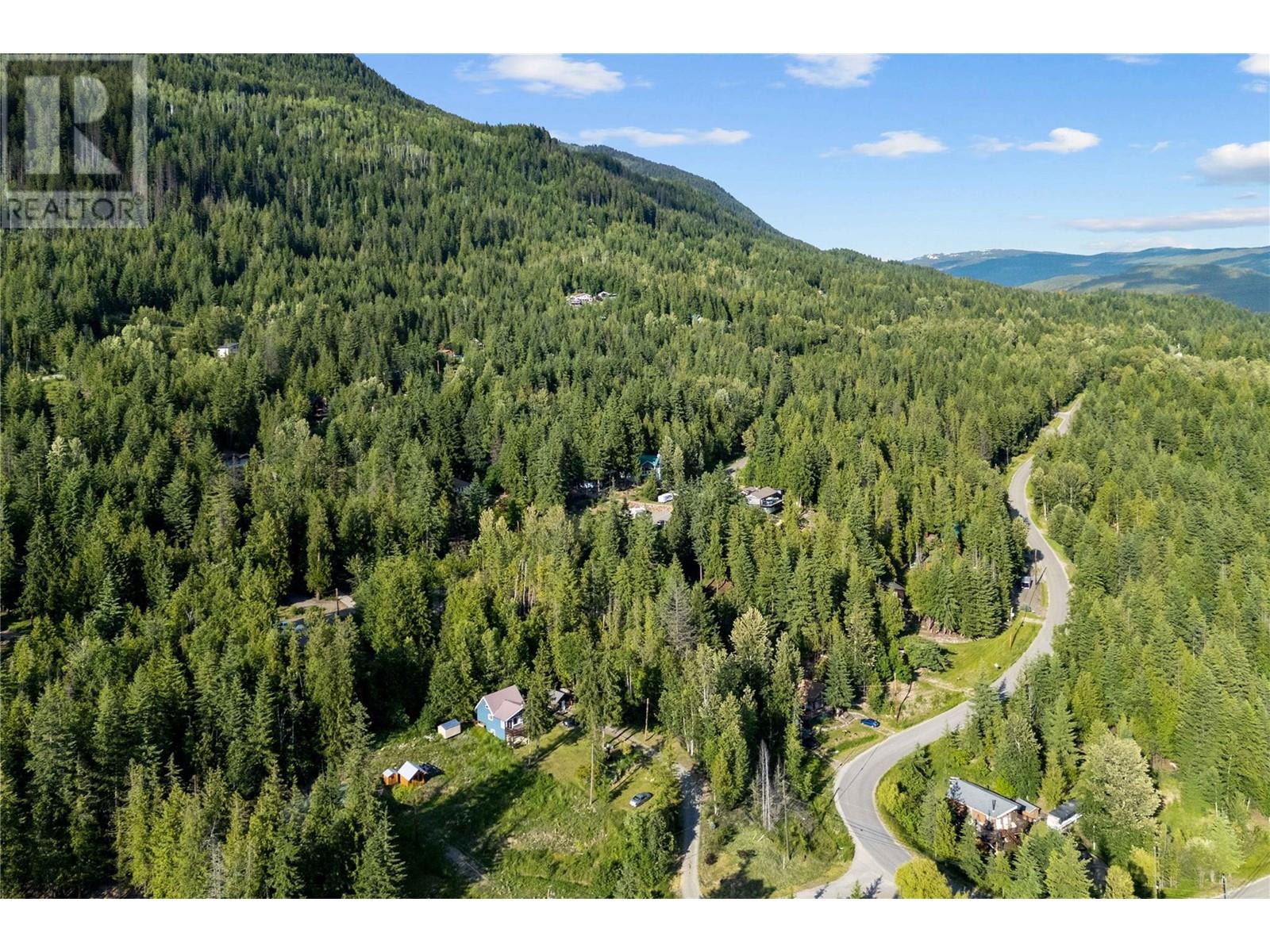 7227 Estate Drive, Anglemont, British Columbia  V0E 1M8 - Photo 14 - 10350823
