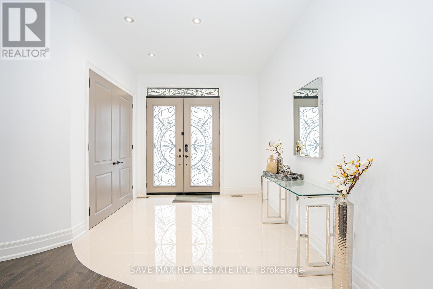 23 Hillcrest Avenue, Brampton, Ontario  L6W 1Y7 - Photo 6 - W12186793