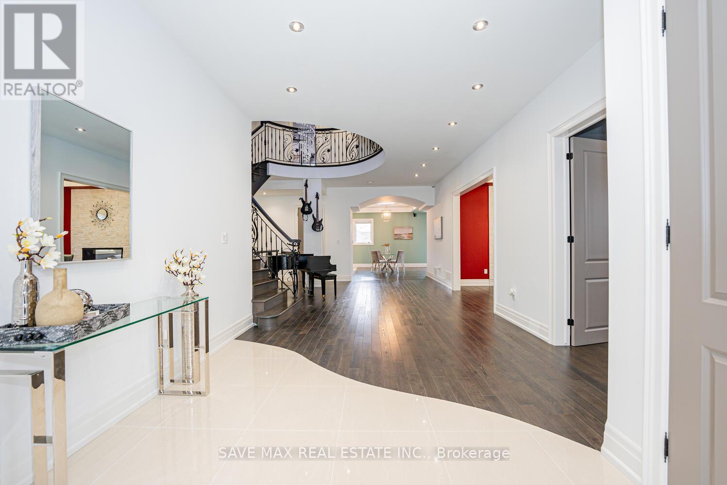 23 Hillcrest Avenue, Brampton, Ontario  L6W 1Y7 - Photo 5 - W12186793