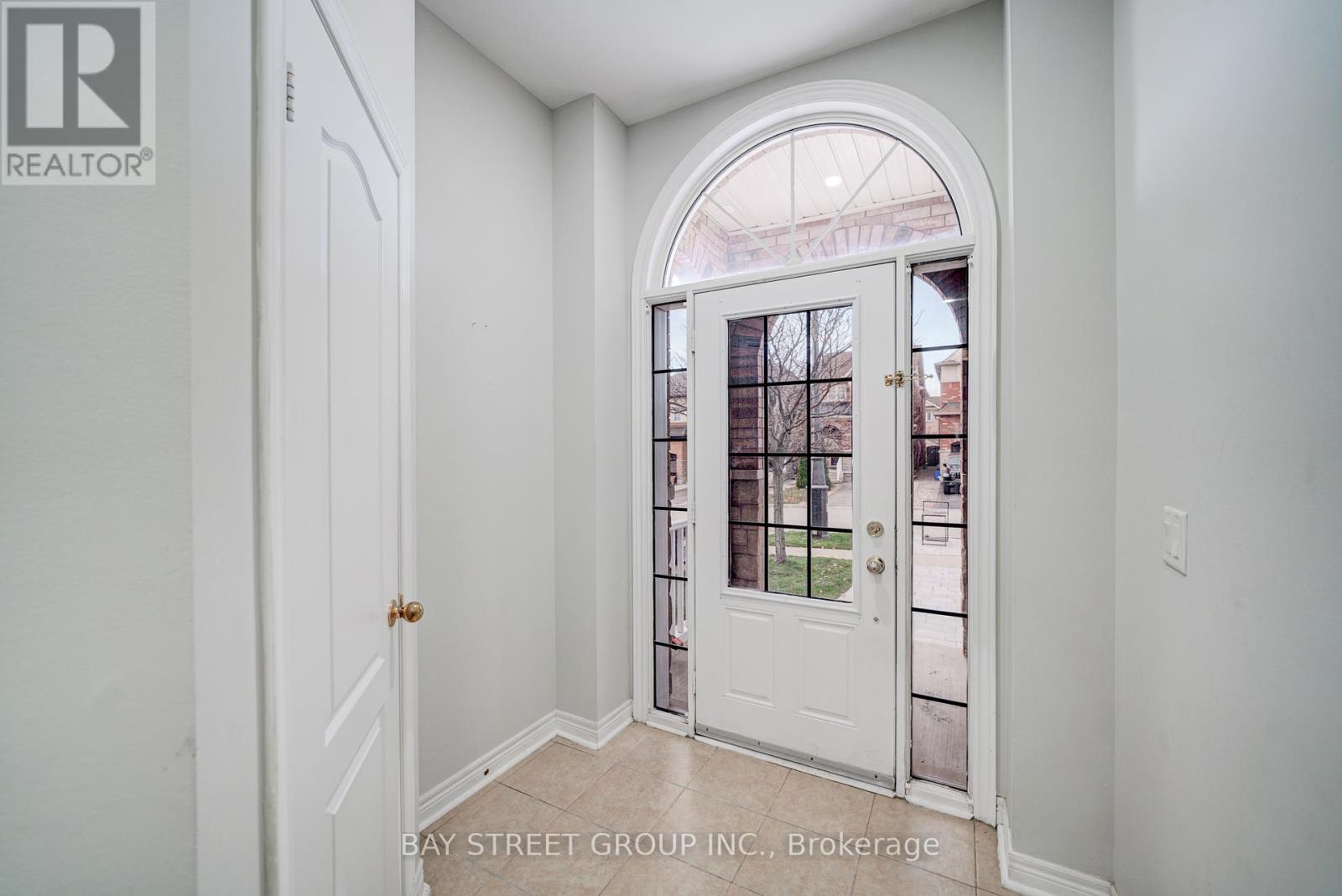51 Woodville Drive, Vaughan, Ontario  L6A 4A9 - Photo 3 - N12202982