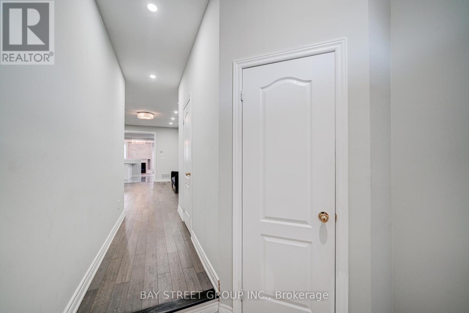 51 Woodville Drive, Vaughan, Ontario  L6A 4A9 - Photo 4 - N12202982