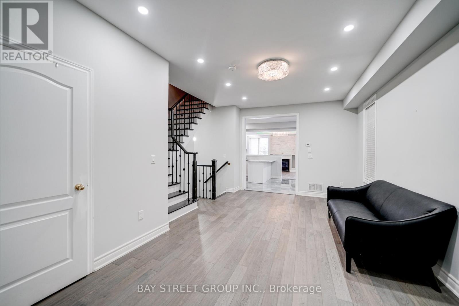 51 Woodville Drive, Vaughan, Ontario  L6A 4A9 - Photo 6 - N12202982