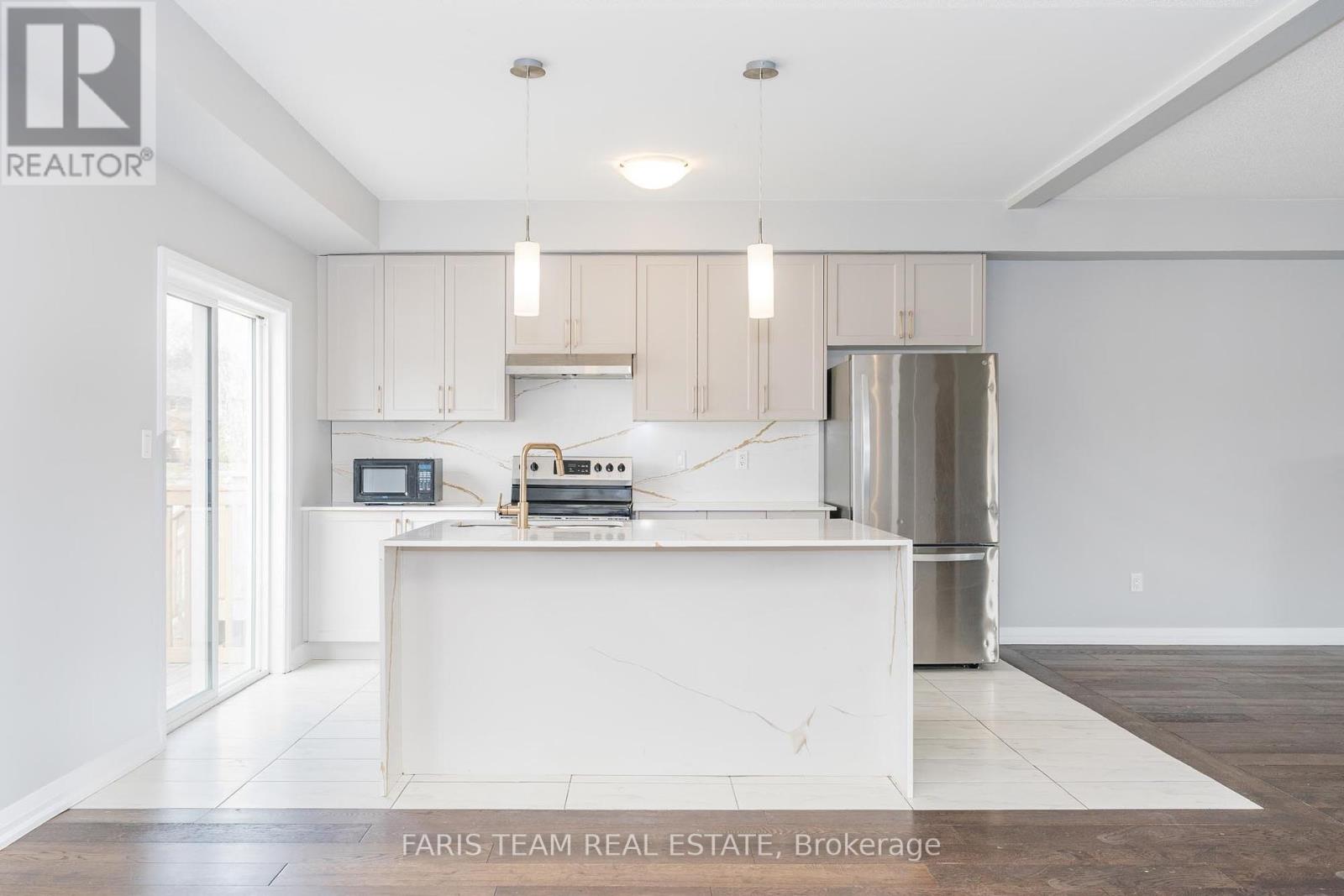 43 Lahey Crescent, Penetanguishene, Ontario  L9M 0W1 - Photo 3 - S12203030