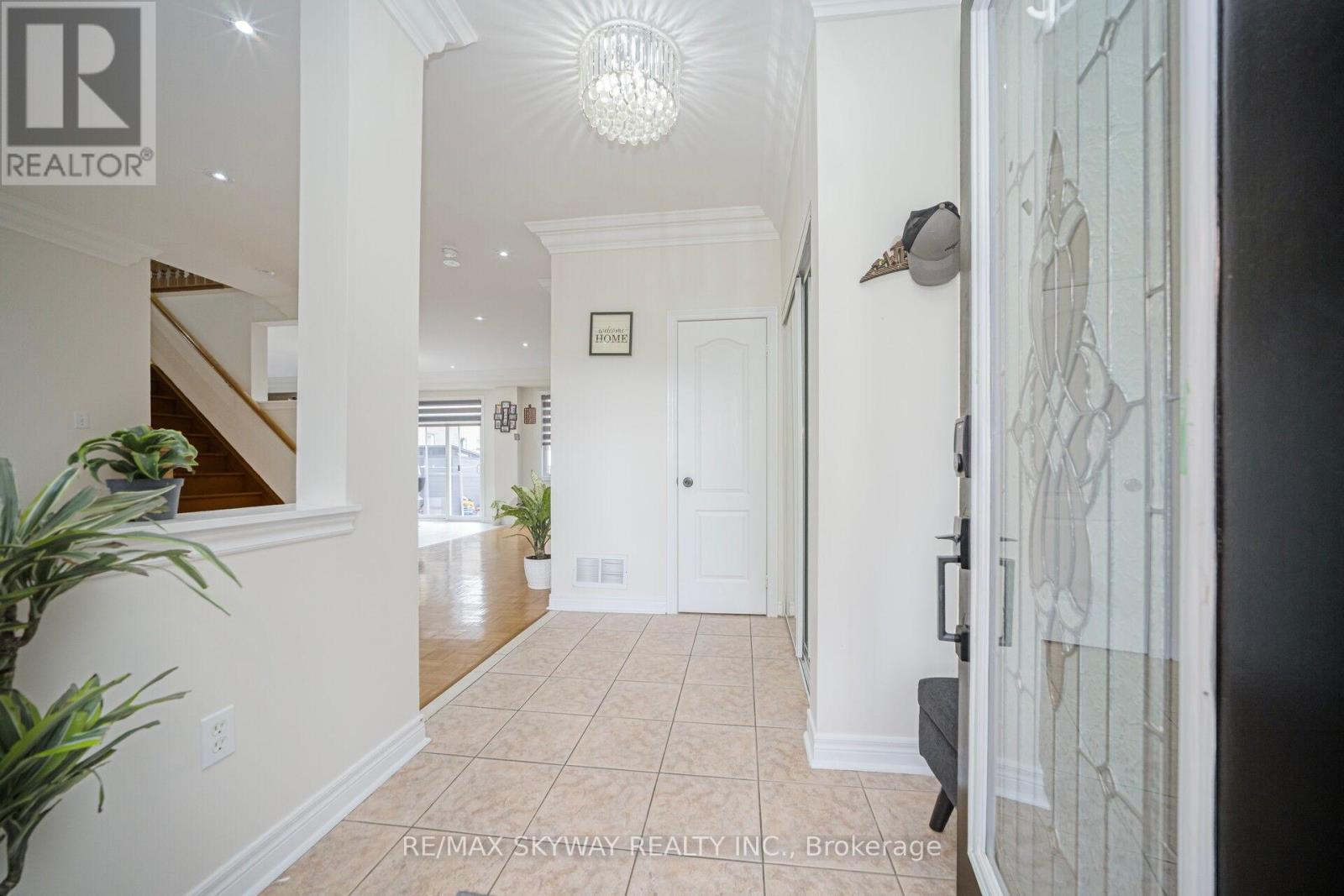 15 Borneo Crescent, Brampton, Ontario  L6R 3C6 - Photo 4 - W12202987