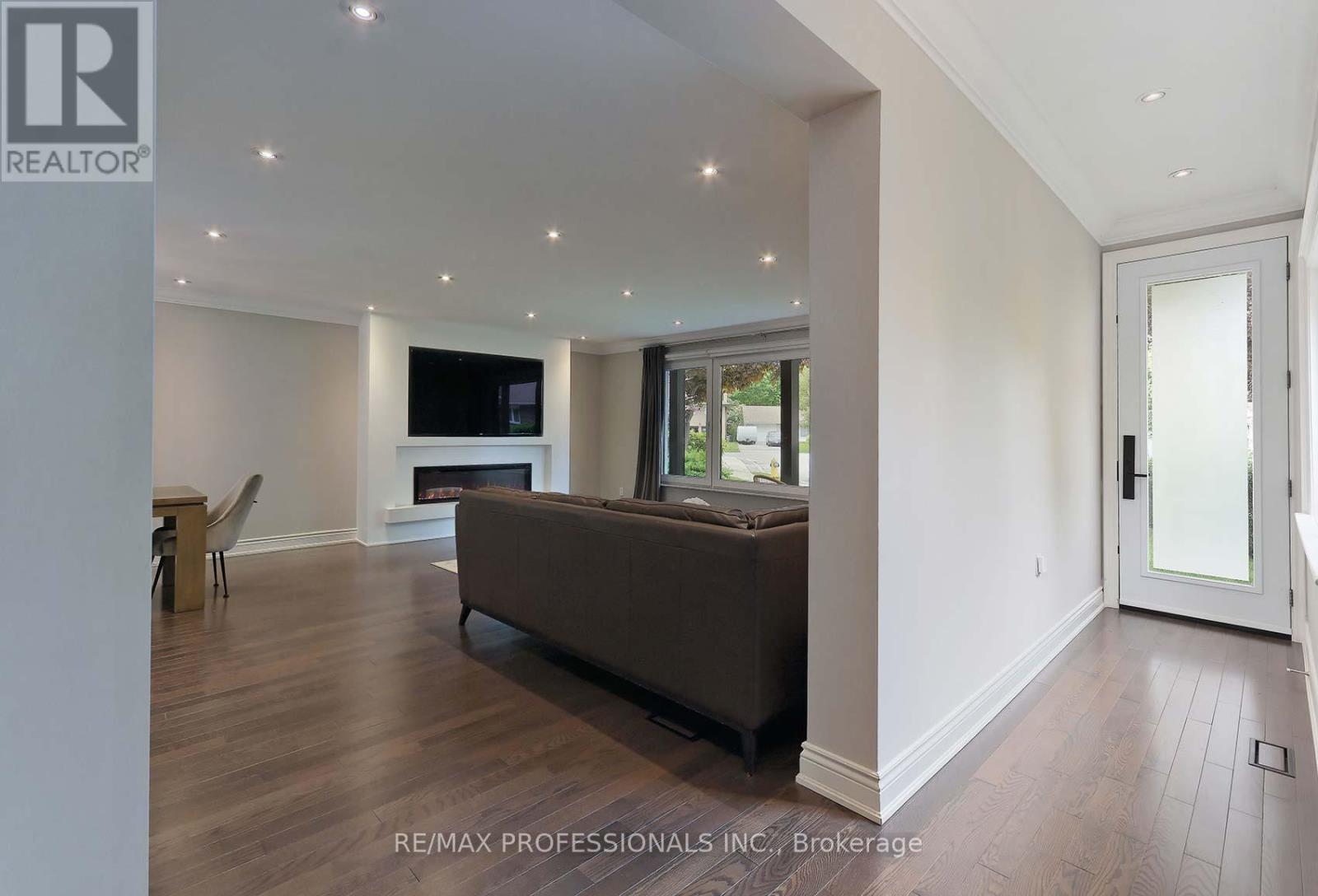 14 Aymarn Court, Toronto, Ontario  M9C 2G4 - Photo 3 - W12203002