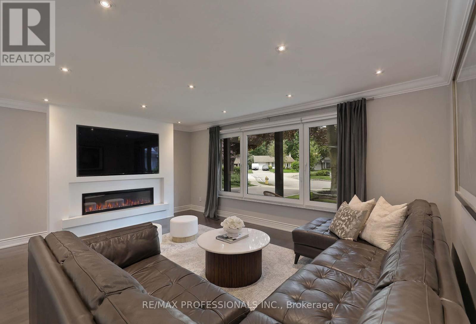 14 Aymarn Court, Toronto, Ontario  M9C 2G4 - Photo 4 - W12203002