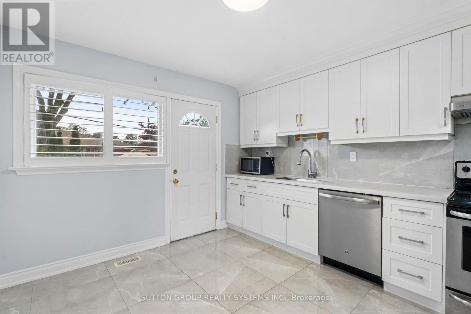 732 Royal York Road, Toronto (Stonegate-Queensway), Ontario  M8Y 2T6 - Photo 12 - W12203021
