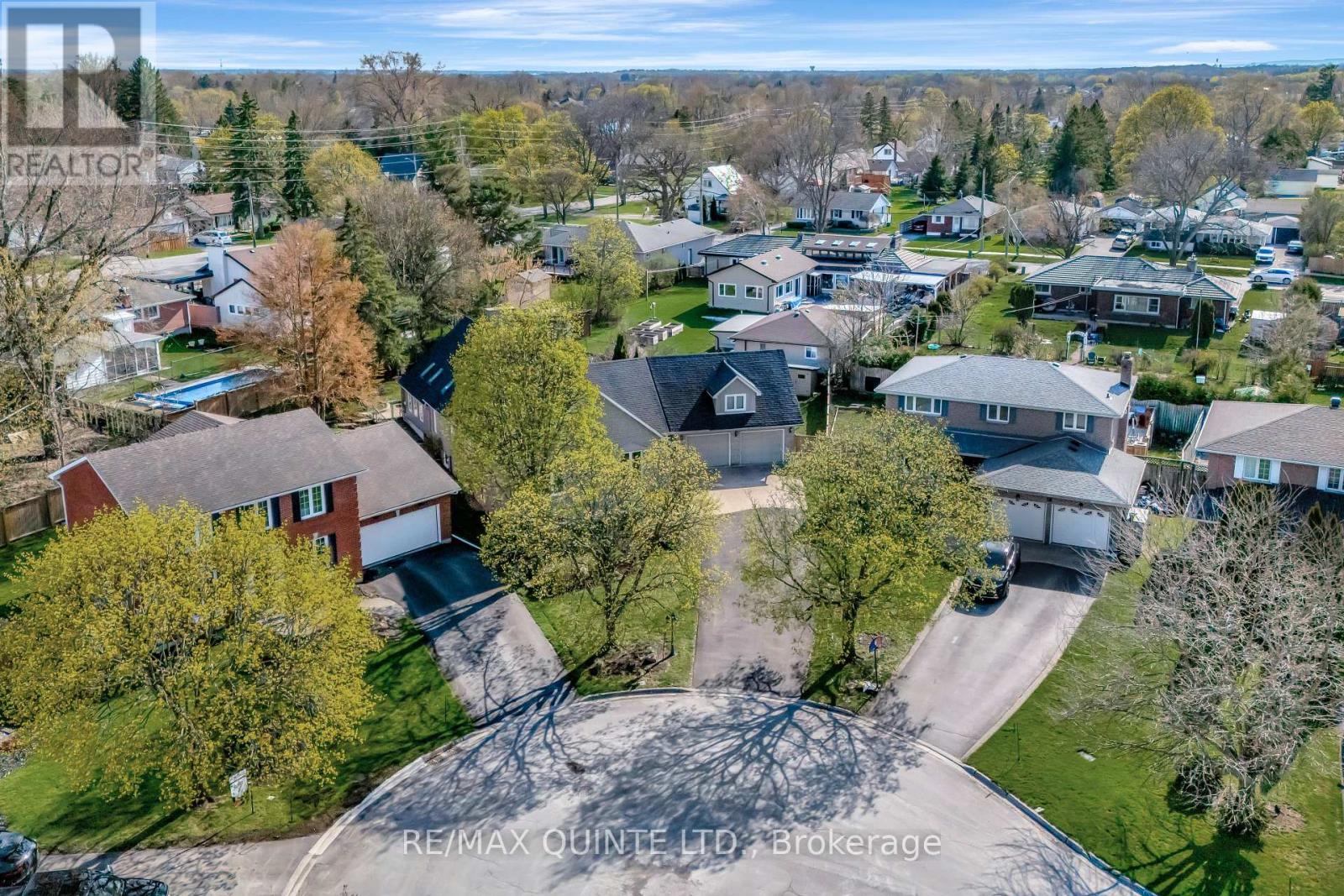 14 Thompson Court, Belleville, Ontario  K8P 5C3 - Photo 4 - X12203070