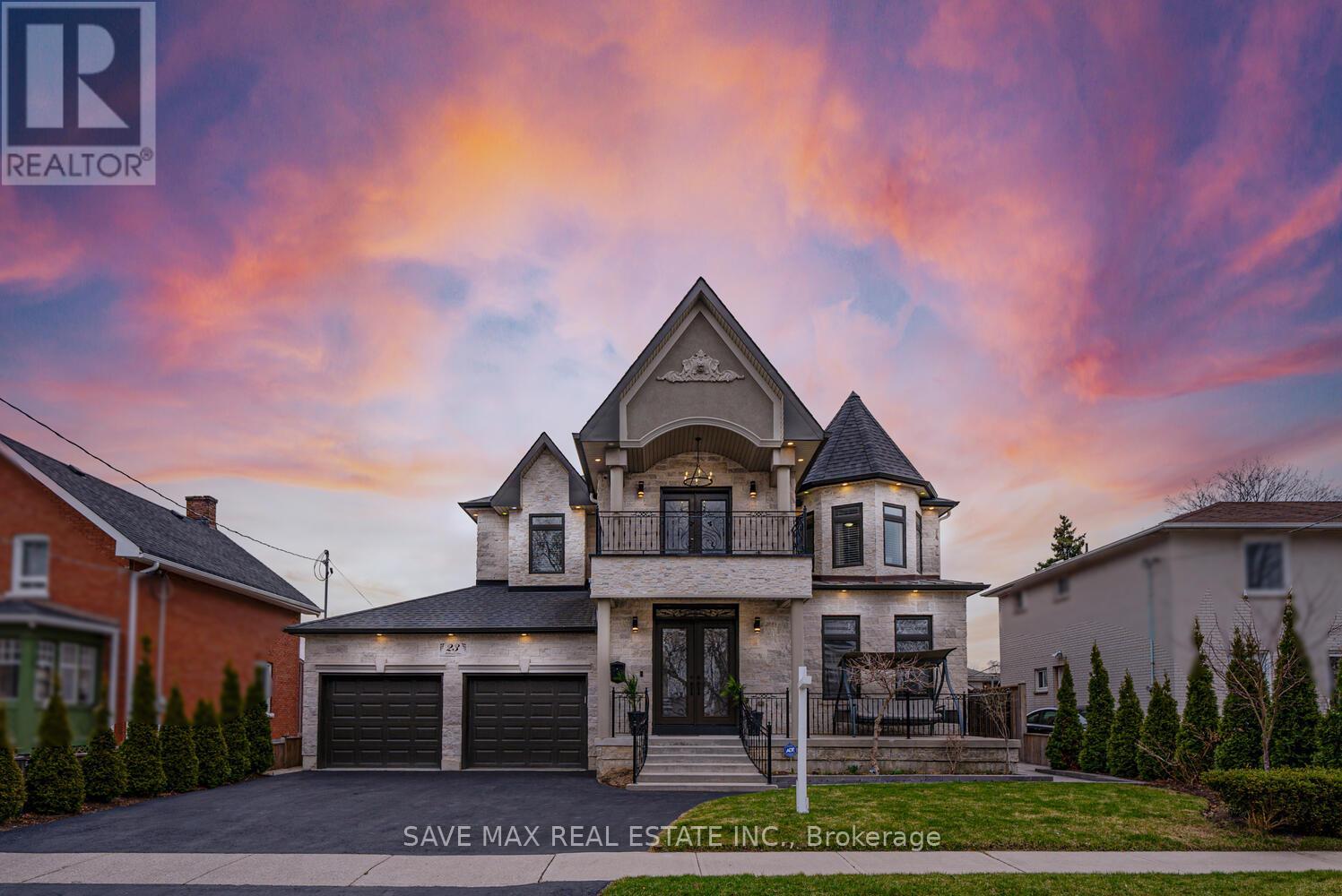23 Hillcrest Avenue, Brampton, Ontario  L6W 1Y7 - Photo 2 - W12186793