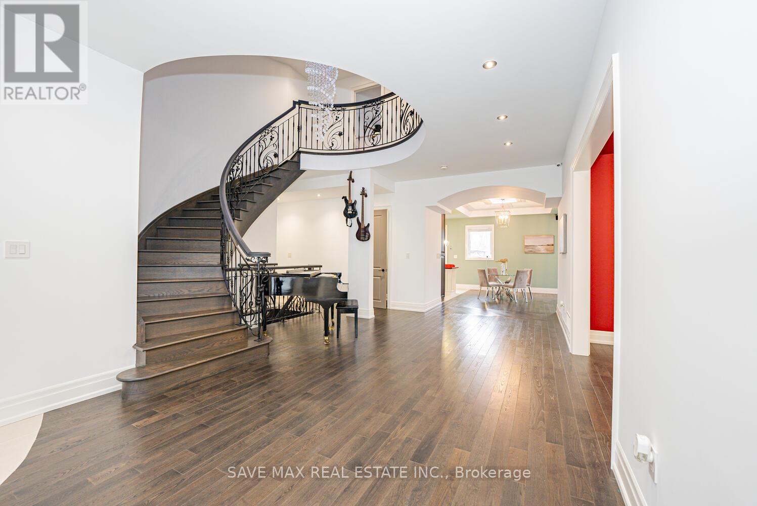 23 Hillcrest Avenue, Brampton, Ontario  L6W 1Y7 - Photo 4 - W12186793