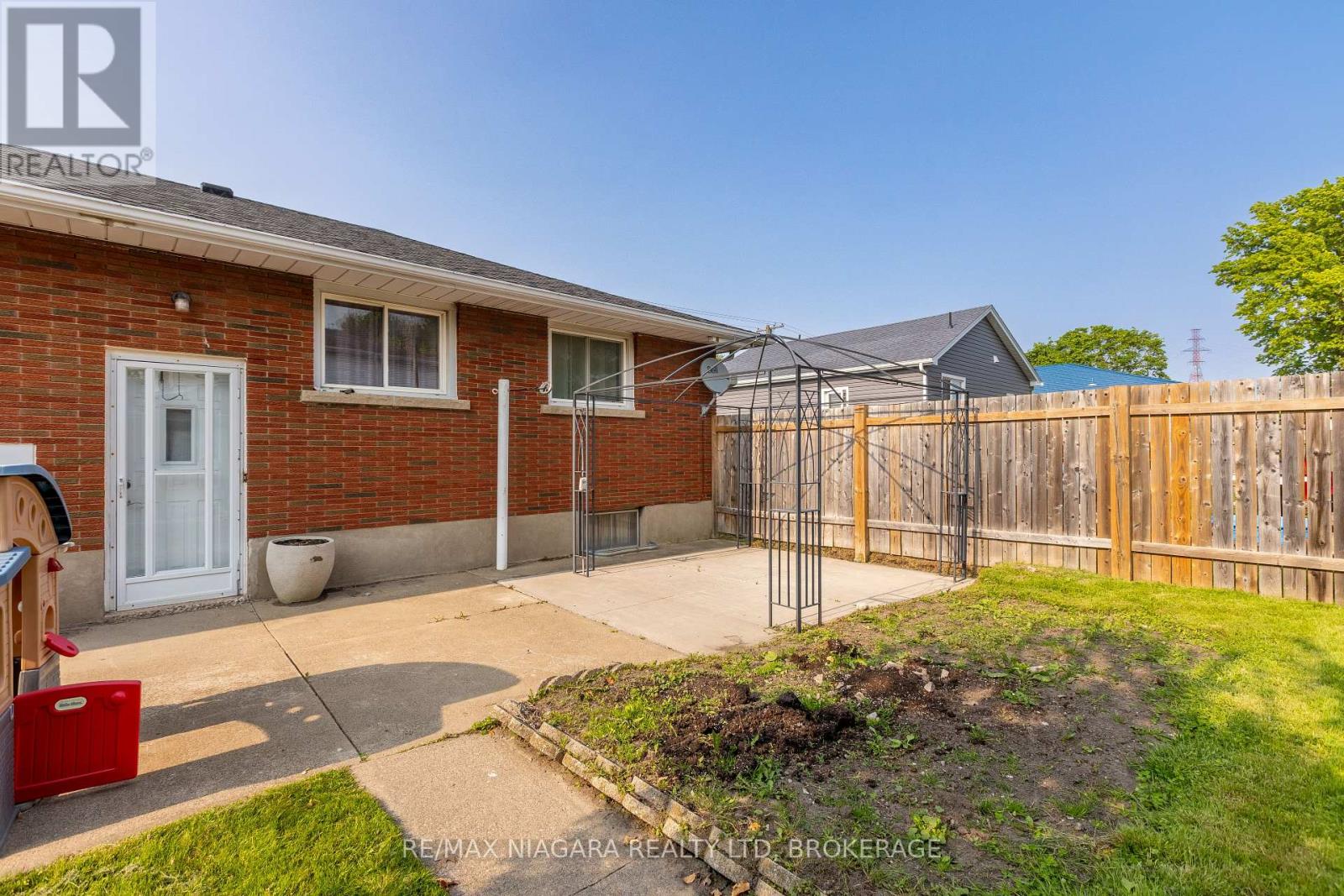 592 Lincoln Street E, Welland, Ontario  L3B 4P9 - Photo 4 - X12203219