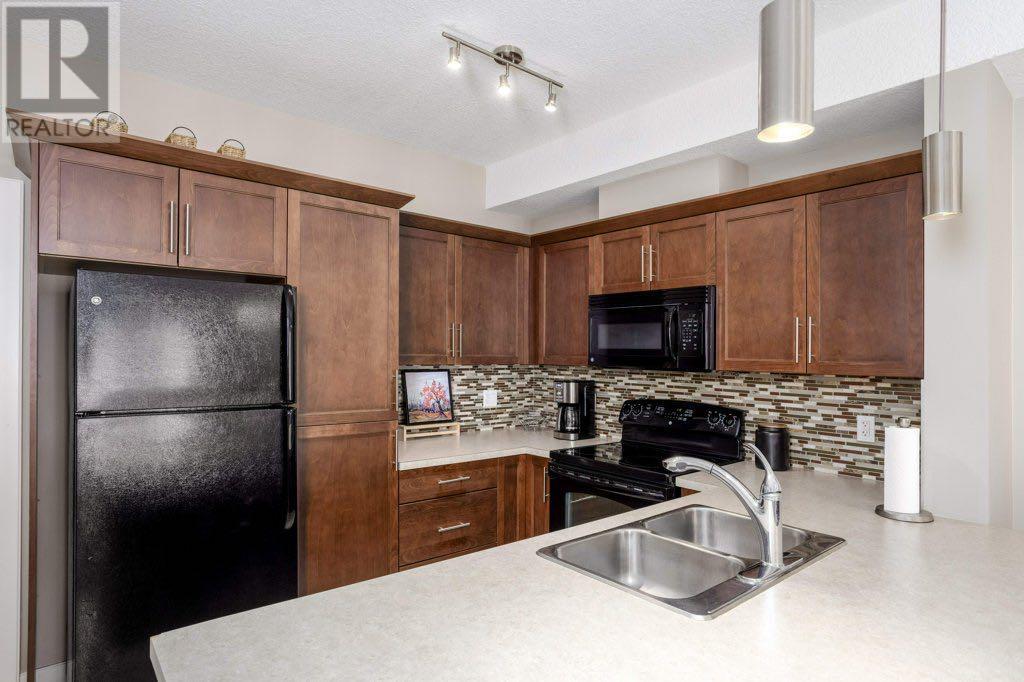 Property at 405, 20 Royal Oak Plaza NW image 4