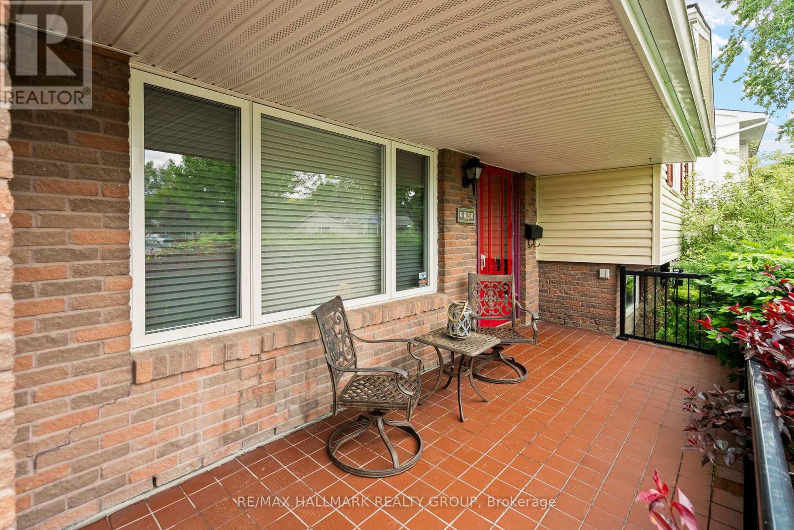 2143 Hubbard Crescent, Ottawa, Ontario  K1J 6L3 - Photo 3 - X12203169