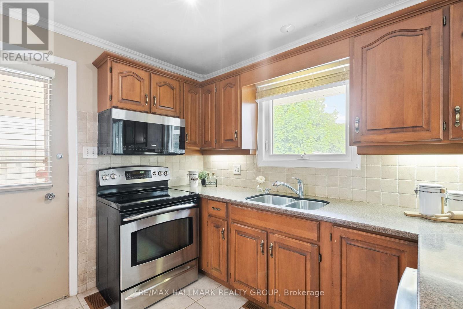 2143 Hubbard Crescent, Ottawa, Ontario  K1J 6L3 - Photo 9 - X12203169