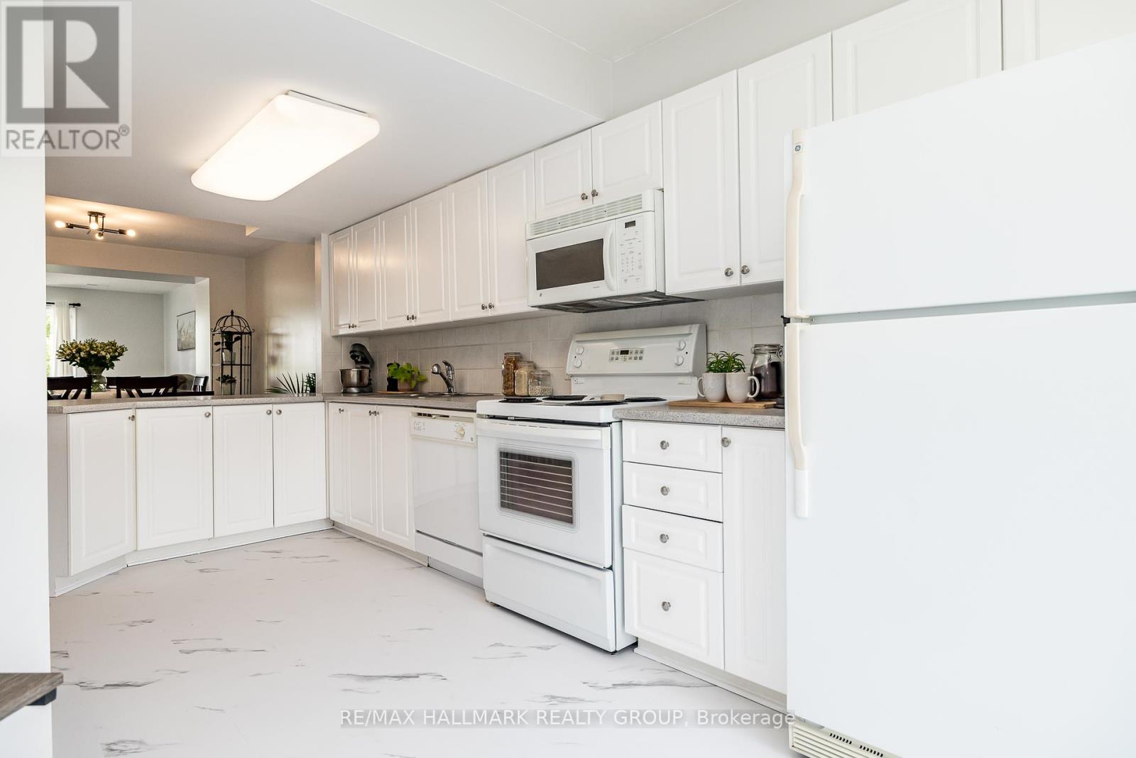 246 Cresthaven Drive, Ottawa, Ontario  K2G 6W4 - Photo 5 - X12203230