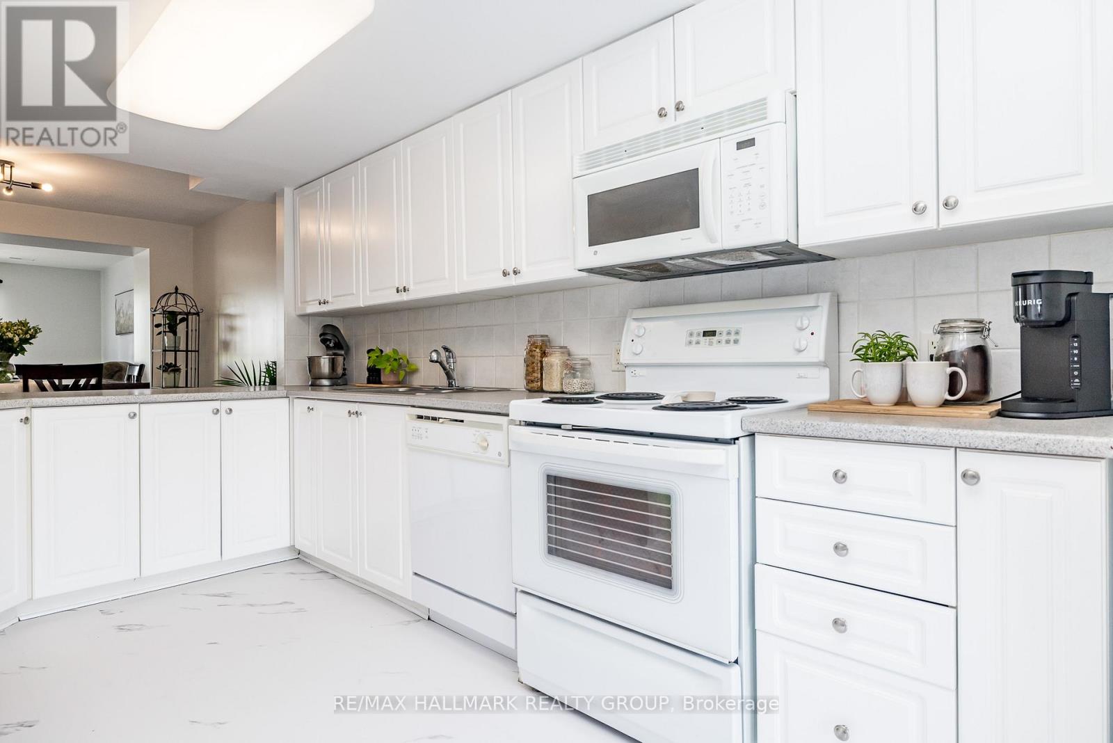 246 Cresthaven Drive, Ottawa, Ontario  K2G 6W4 - Photo 6 - X12203230