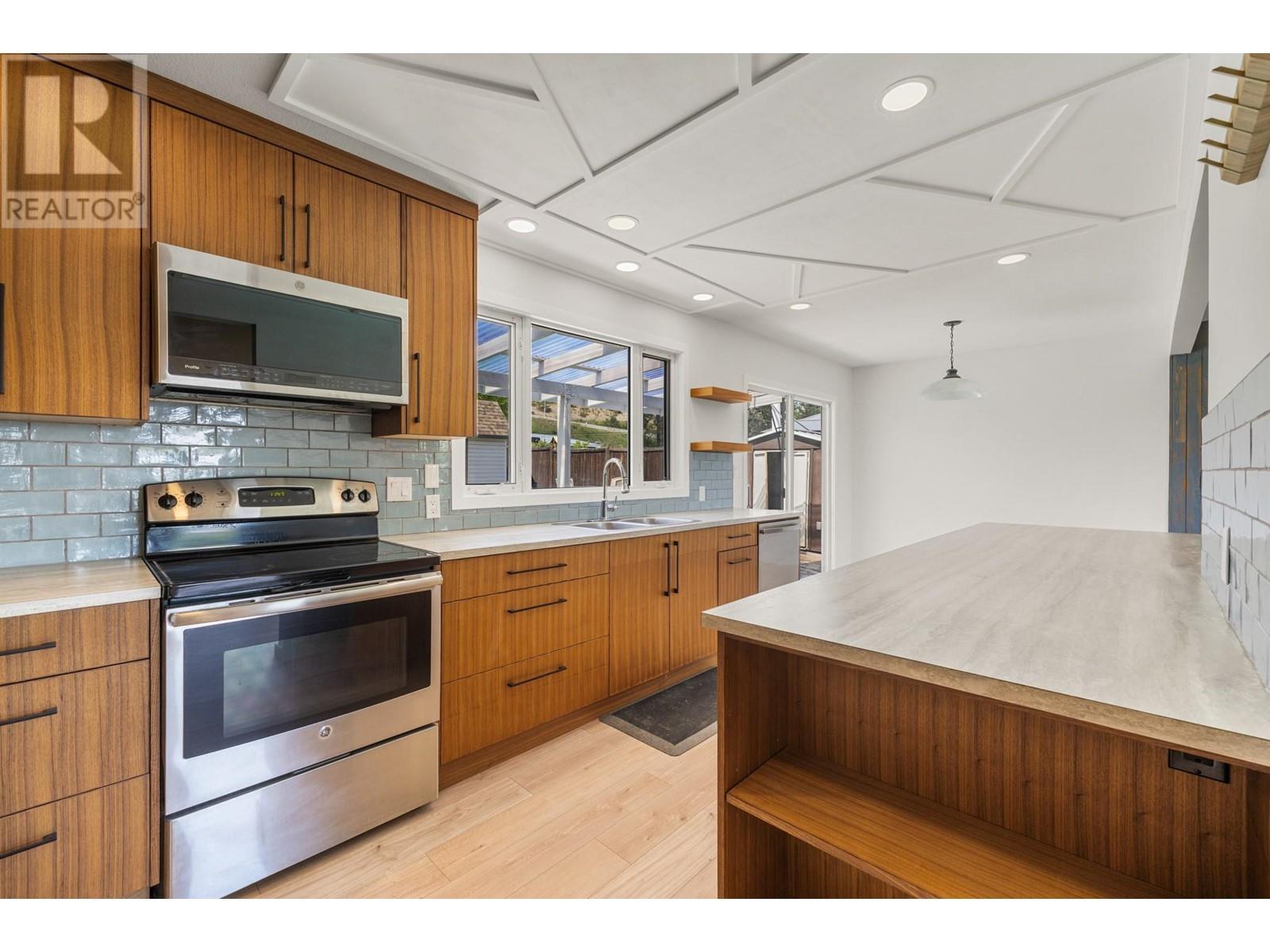 Property at 2865 Lower Glenrosa Road image 4