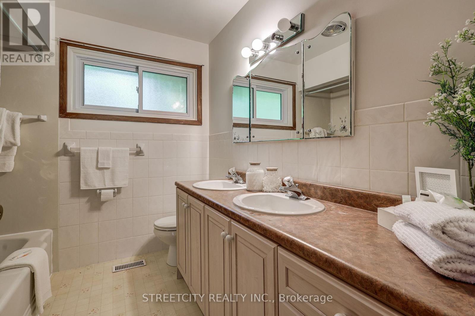 76 Bloomfield Drive, London North, Ontario  N6G 1P3 - Photo 24 - X12203339