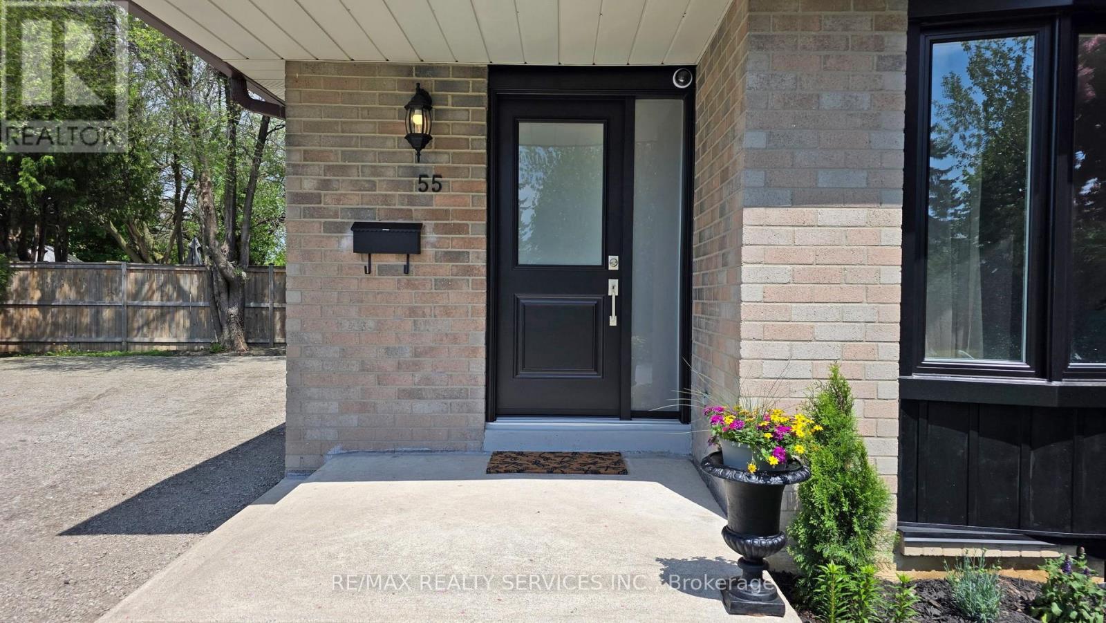 55 Greenwood Crescent, Brampton, Ontario  L6S 1T2 - Photo 2 - W12203083
