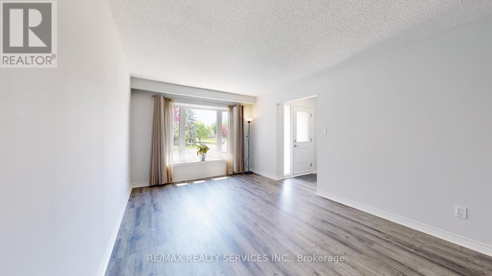 55 Greenwood Crescent, Brampton, Ontario  L6S 1T2 - Photo 5 - W12203083