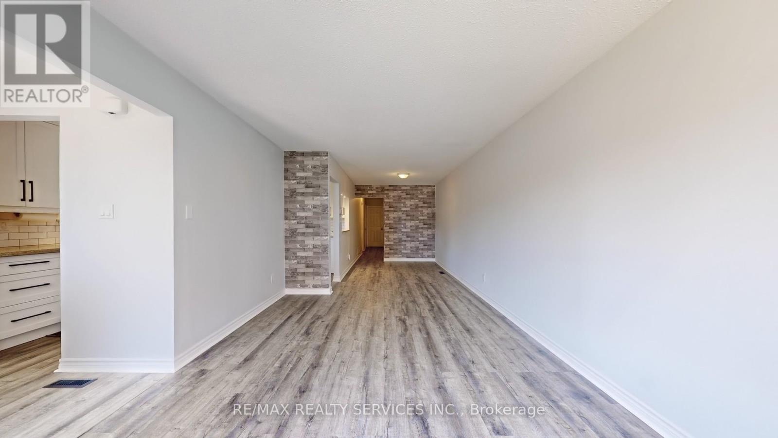 55 Greenwood Crescent, Brampton, Ontario  L6S 1T2 - Photo 6 - W12203083