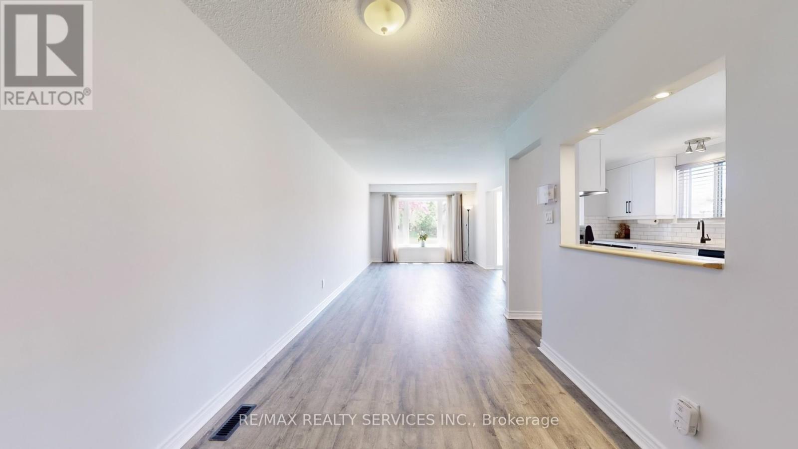55 Greenwood Crescent, Brampton, Ontario  L6S 1T2 - Photo 7 - W12203083
