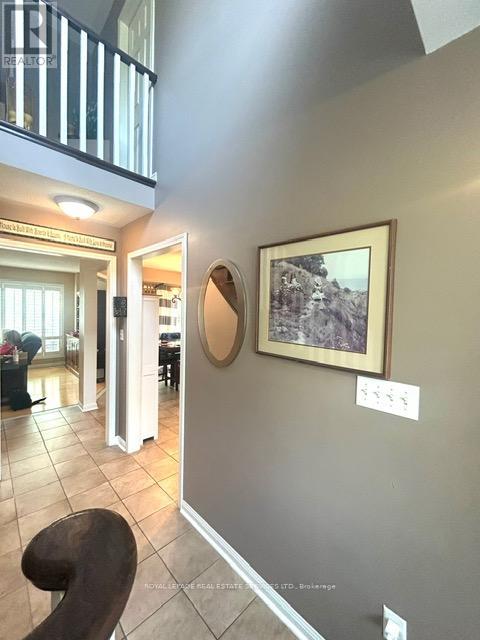 5579 Thorn Lane, Burlington, Ontario  L7L 6V8 - Photo 5 - W12203118