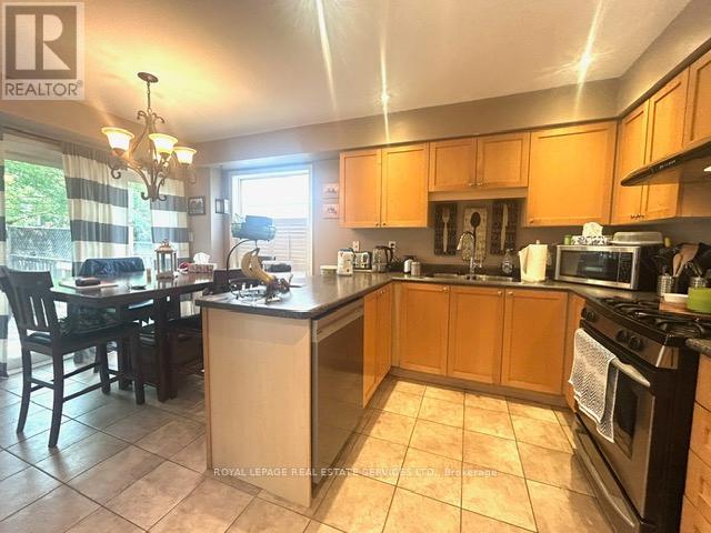 5579 Thorn Lane, Burlington, Ontario  L7L 6V8 - Photo 6 - W12203118