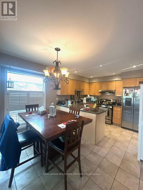 5579 Thorn Lane, Burlington, Ontario  L7L 6V8 - Photo 8 - W12203118