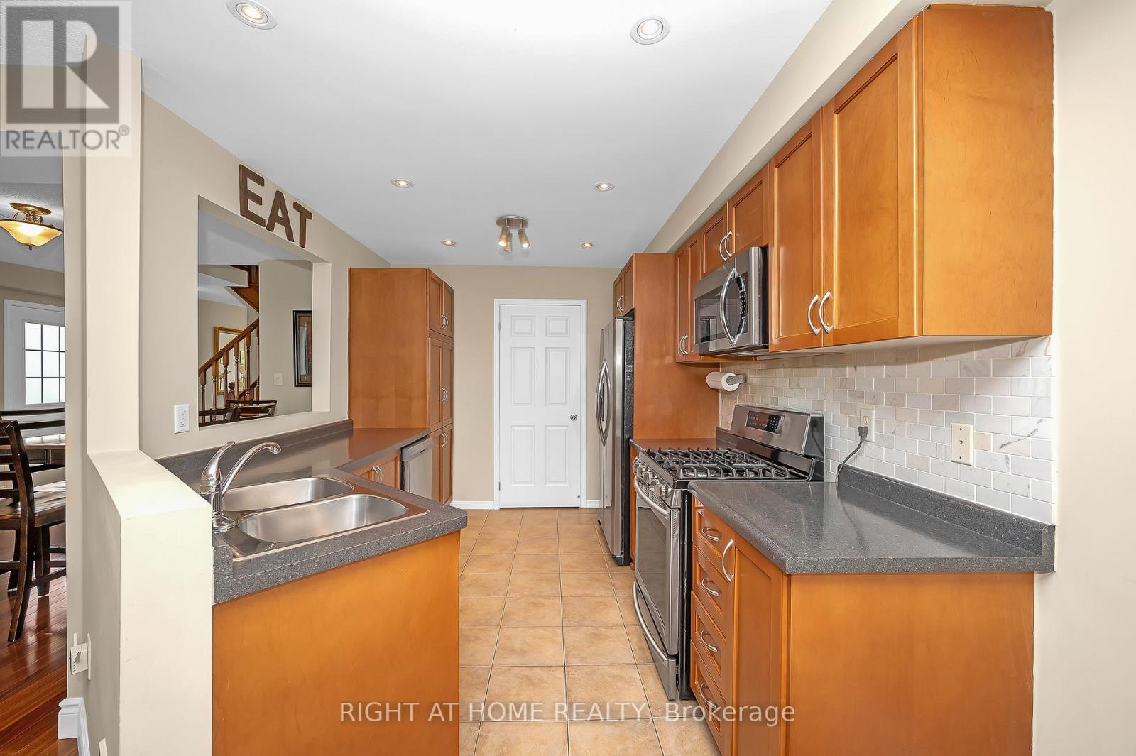 2061 Redstone Crescent, Oakville, Ontario  L6M 5B1 - Photo 18 - W12203120