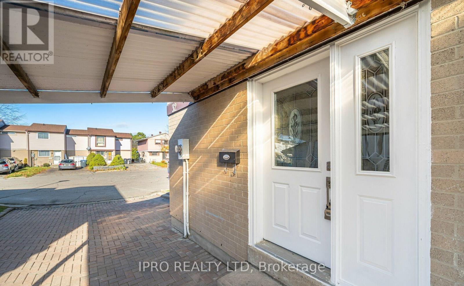 32 Hindquarter Court, Brampton, Ontario  L6S 2C3 - Photo 2 - W12203157