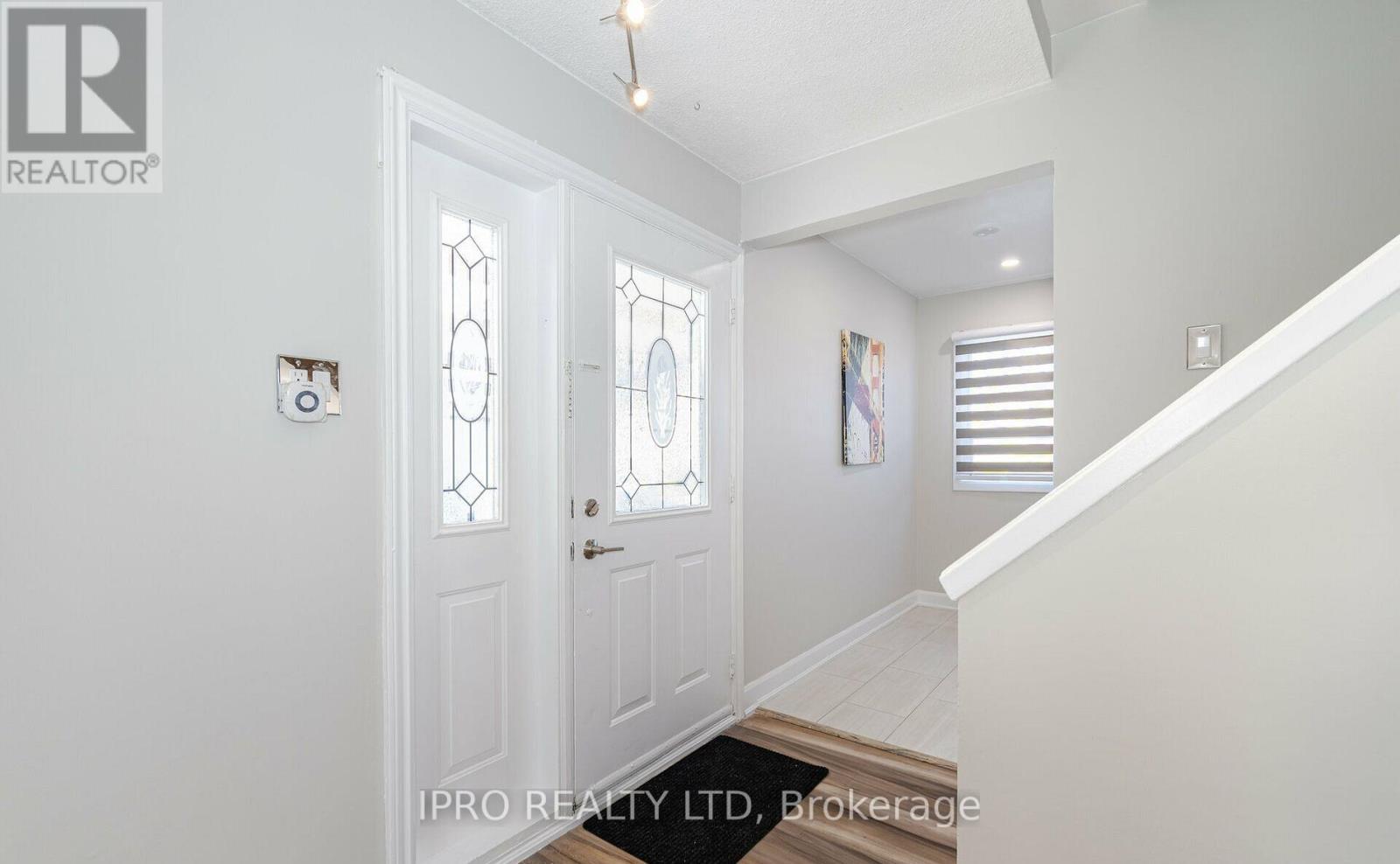 32 Hindquarter Court, Brampton, Ontario  L6S 2C3 - Photo 3 - W12203157
