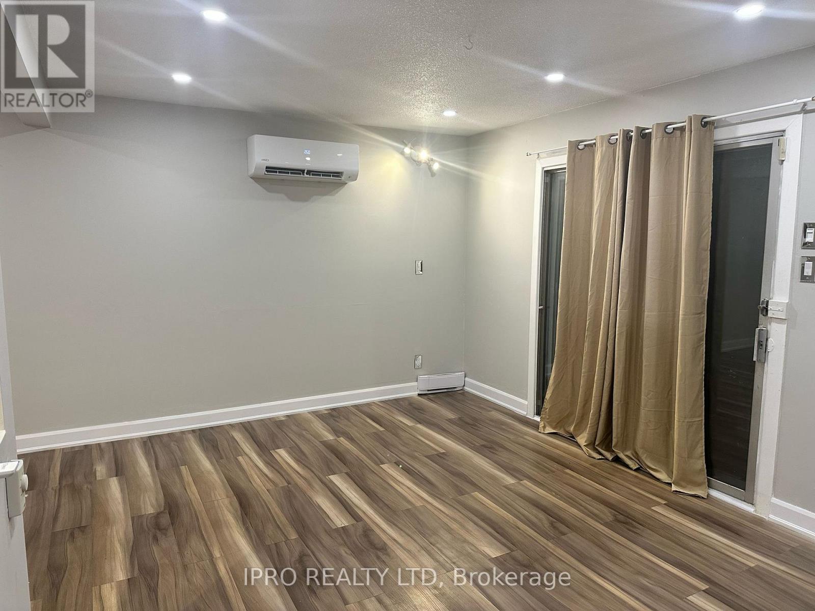 32 Hindquarter Court, Brampton, Ontario  L6S 2C3 - Photo 7 - W12203157