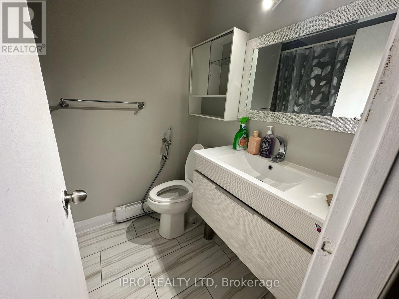 32 Hindquarter Court, Brampton, Ontario  L6S 2C3 - Photo 9 - W12203157