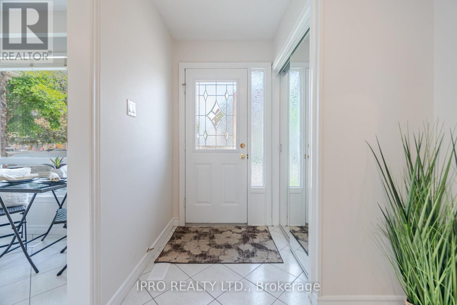 734 Briar Crescent, Milton, Ontario  L9T 3Z8 - Photo 4 - W12203237